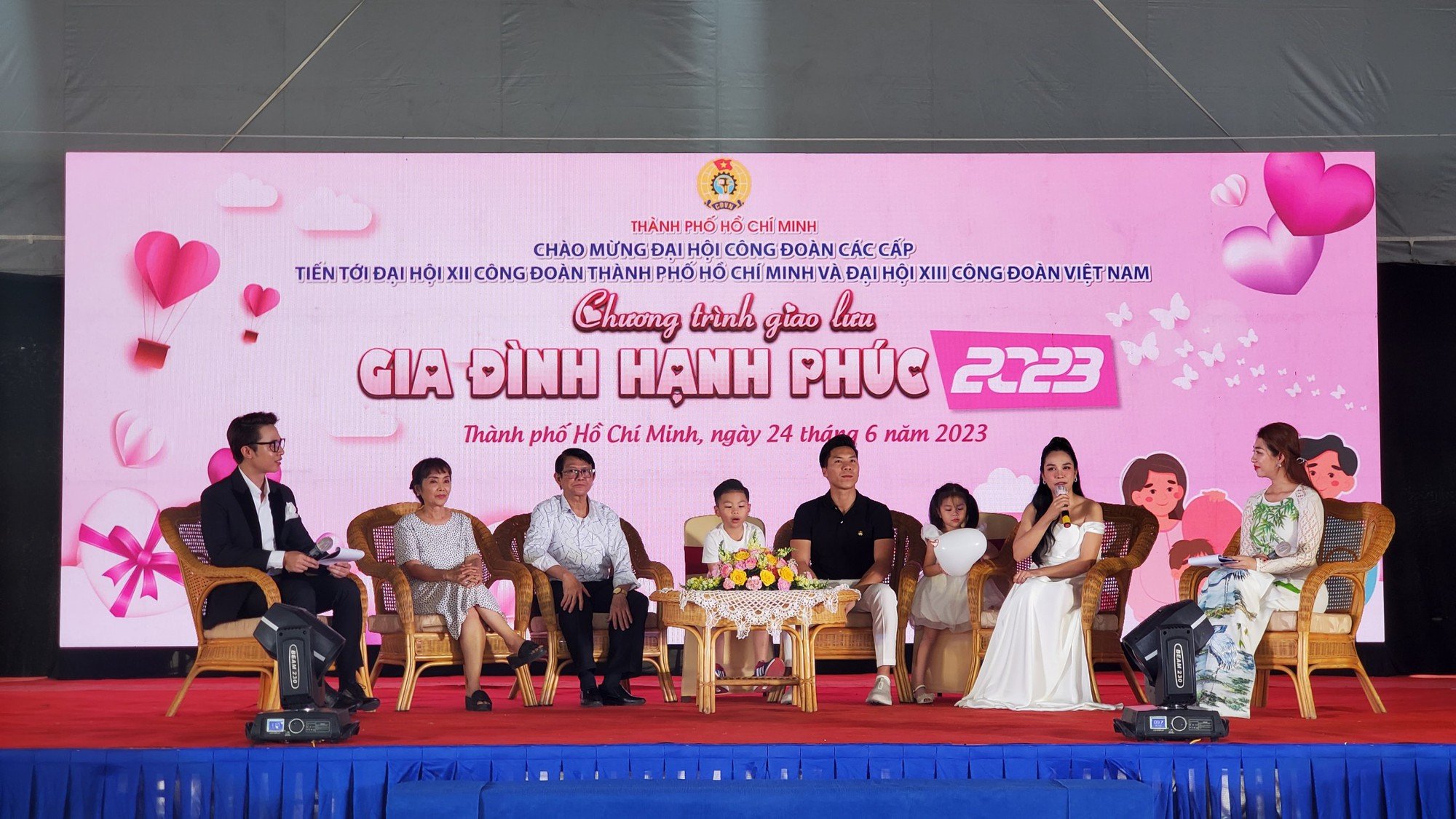 &quot;O Sen&quot; và hoàng tử xiếc Quốc Nghiệp giao lưu cùng công nhân TP.HCM nhân ngày gia đình Việt Nam - Ảnh 1.