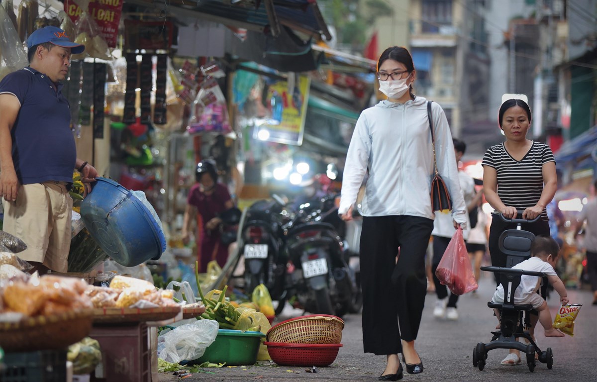 Đau đầu quản lý chi tiêu khi giá cả &quot;chạy trước&quot; tăng lương - Ảnh 1.