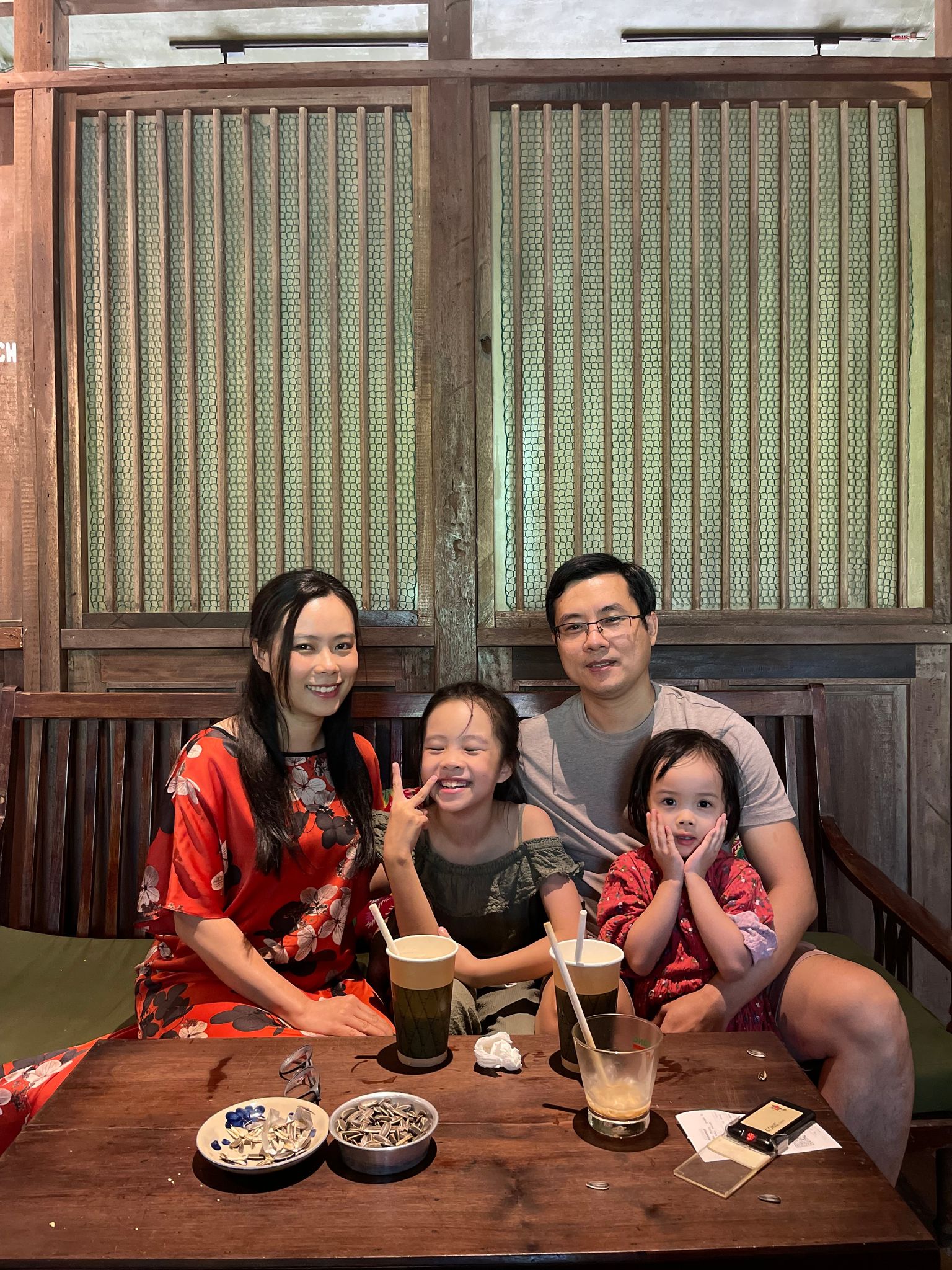 Nhân ngày Gia đình VN 28/6: &quot;Đừng tìm kiếm hạnh phúc, hãy nỗ lực, tận hưởng bên nhau mỗi ngày&quot; - Ảnh 4.