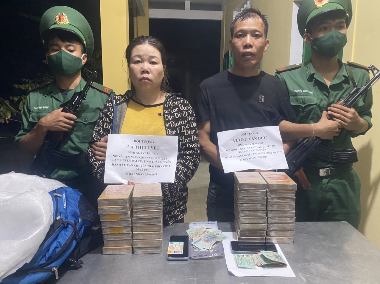 Kon Tum: Bắt 2 người vận chuyển 34 hộp bánh nghi ma túy gần biên giới  - Ảnh 1.