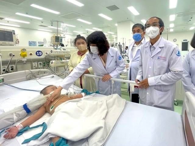 Thiếu thuốc điều trị tay chân miệng, Sở Y tế TP.HCM đề xuất giải pháp căn cơ - Ảnh 1.