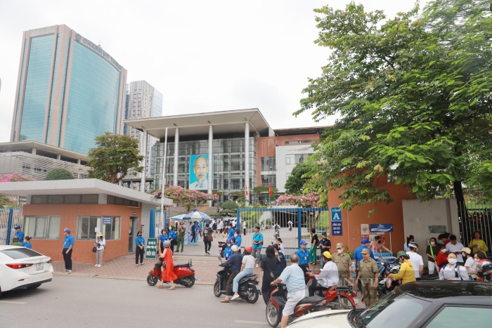 Ngày làm thủ tục dự thi tốt nghiệp THPT: Nữ sinh gãy chân hốt hoảng vì mất giấy tờ, nhiều thí sinh nhầm điểm thi - Ảnh 1.