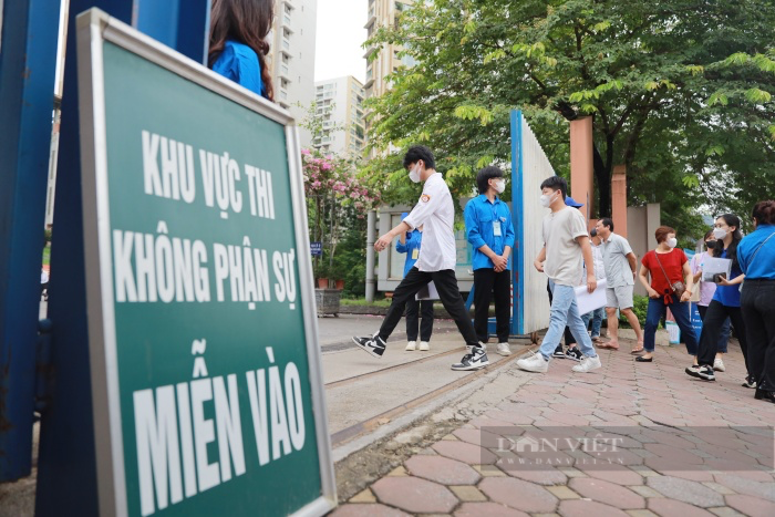 Ngày làm thủ tục dự thi tốt nghiệp THPT: Nữ sinh gãy chân hốt hoảng vì mất giấy tờ, nhiều thí sinh nhầm điểm thi - Ảnh 4.