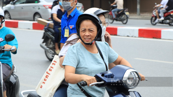 Ngày làm thủ tục dự thi tốt nghiệp THPT: Nữ sinh gãy chân hốt hoảng vì mất giấy tờ, nhiều thí sinh nhầm điểm thi - Ảnh 5.