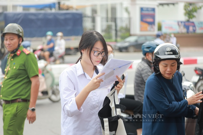 Ngày làm thủ tục dự thi tốt nghiệp THPT: Nữ sinh gãy chân hốt hoảng vì mất giấy tờ, nhiều thí sinh nhầm điểm thi - Ảnh 8.