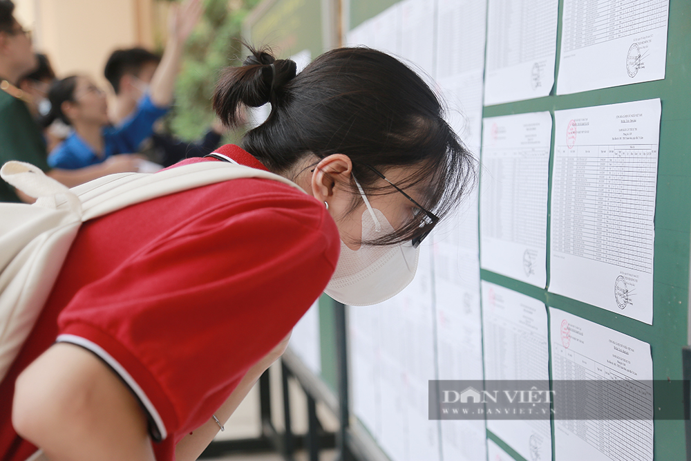 Ngày làm thủ tục dự thi tốt nghiệp THPT: Nữ sinh gãy chân hốt hoảng vì mất giấy tờ, nhiều thí sinh nhầm điểm thi - Ảnh 10.