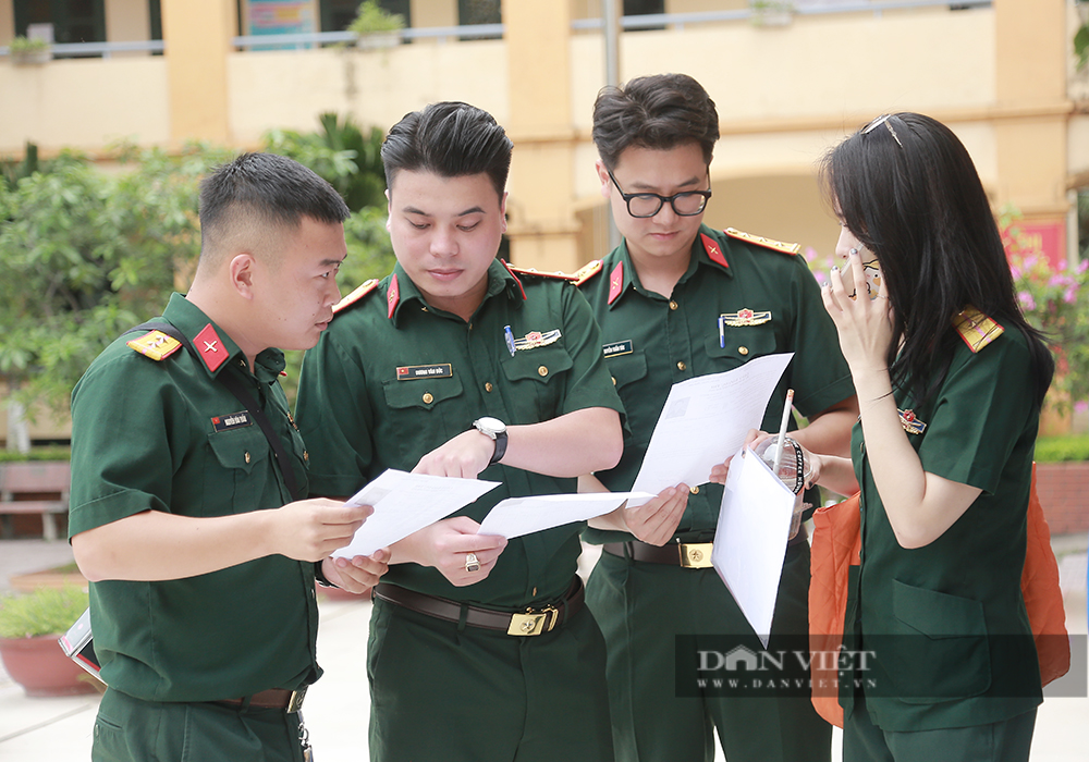 Ngày làm thủ tục dự thi tốt nghiệp THPT: Nữ sinh gãy chân hốt hoảng vì mất giấy tờ, nhiều thí sinh nhầm điểm thi - Ảnh 11.