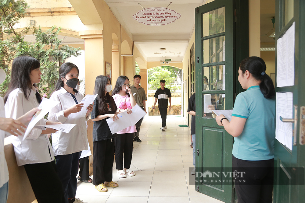 Ngày làm thủ tục dự thi tốt nghiệp THPT: Nữ sinh gãy chân hốt hoảng vì mất giấy tờ, nhiều thí sinh nhầm điểm thi - Ảnh 12.