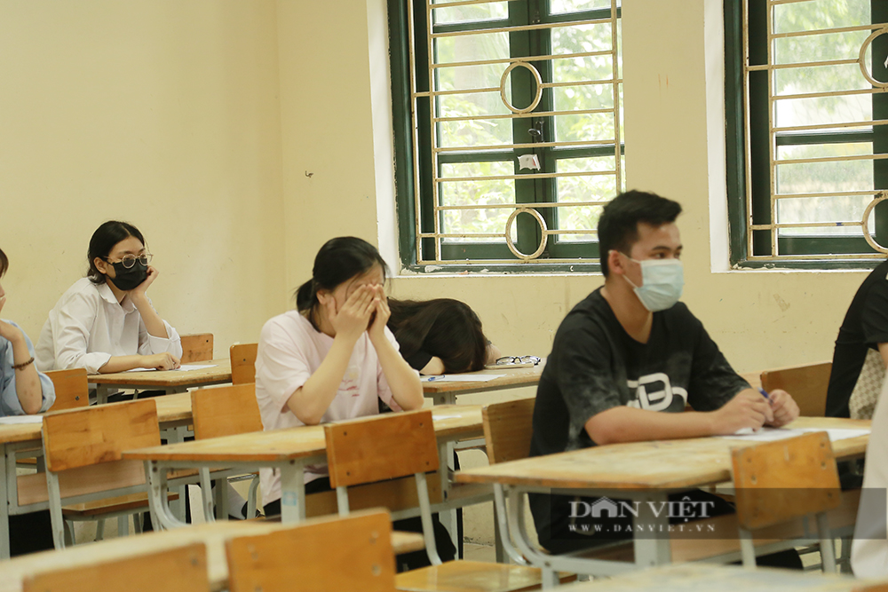 Ngày làm thủ tục dự thi tốt nghiệp THPT: Nữ sinh gãy chân hốt hoảng vì mất giấy tờ, nhiều thí sinh nhầm điểm thi - Ảnh 14.
