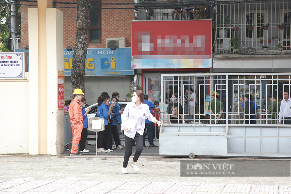 Ngày làm thủ tục dự thi tốt nghiệp THPT: Nữ sinh gãy chân hốt hoảng vì mất giấy tờ, nhiều thí sinh nhầm điểm thi - Ảnh 15.