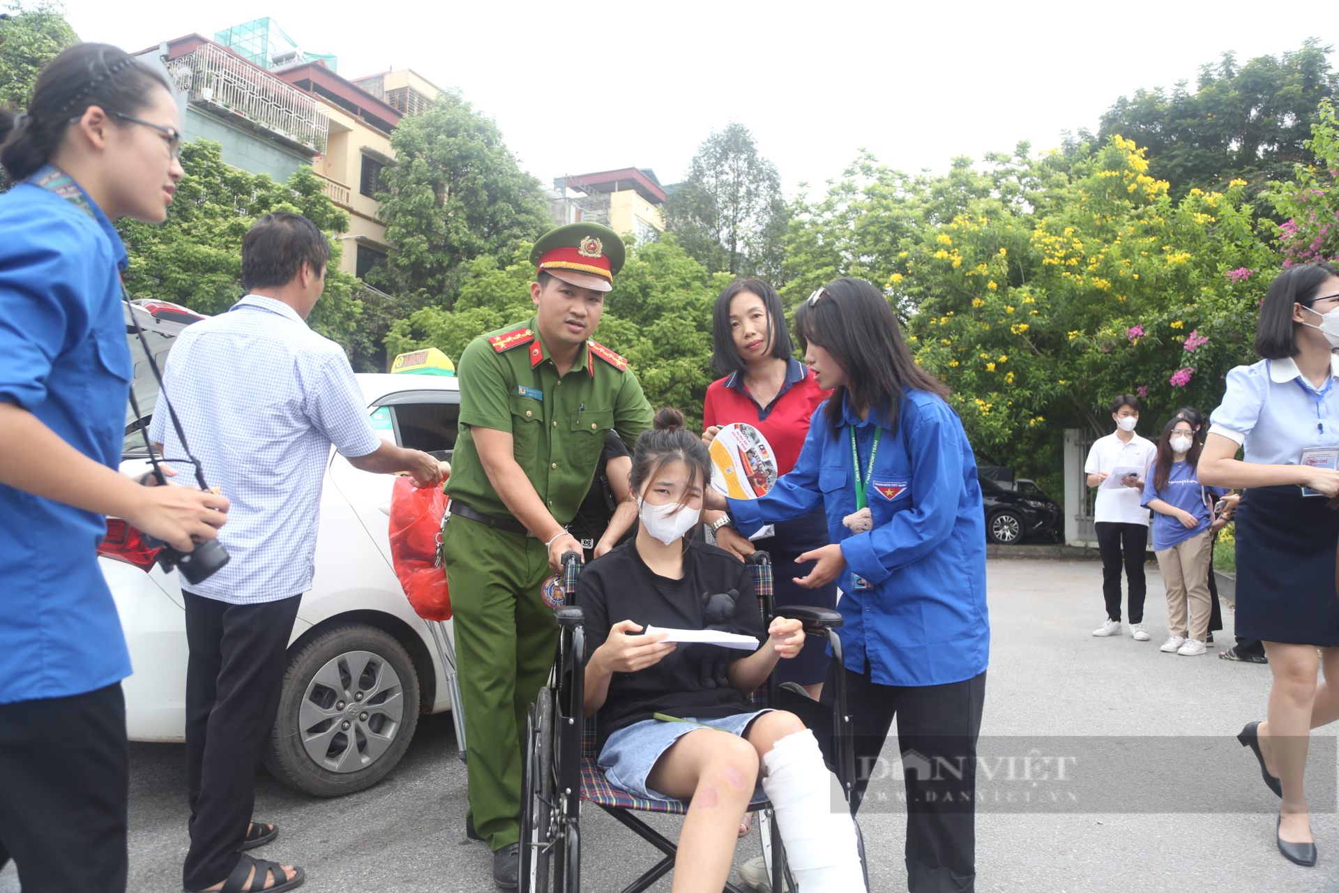 Ngày làm thủ tục dự thi tốt nghiệp THPT: Nữ sinh gãy chân hốt hoảng vì mất giấy tờ, nhiều thí sinh nhầm điểm thi - Ảnh 17.