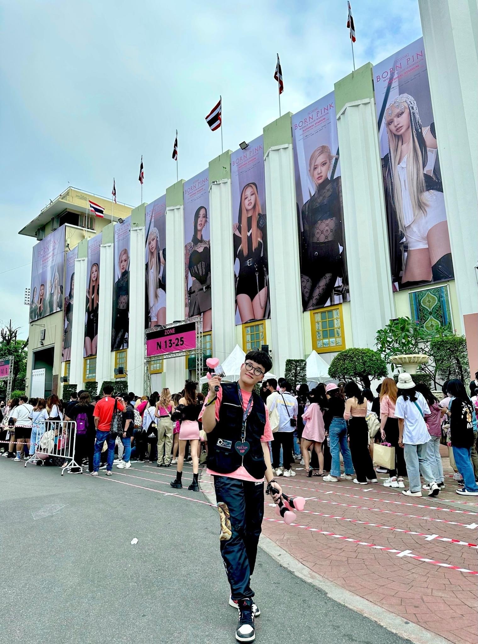Hot Tiktoker chia sẻ cách &quot;săn vé&quot; và đứng gần thần tượng khi đi concert Blackpink - Ảnh 1.