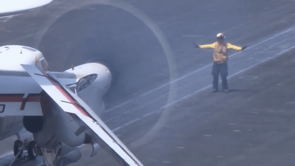 &quot;Mắt thần&quot; E-2 Hawkeye trên tàu sân bay của Mỹ lợi hại thế nào? - Ảnh 1.