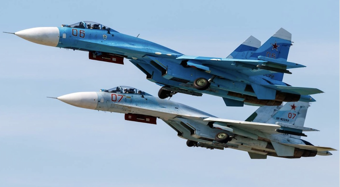 Trinh sát cơ khổng lồ RC-135 Anh quay đầu ngay khi gặp Su-27 Nga trên Biển Đen - Ảnh 2.