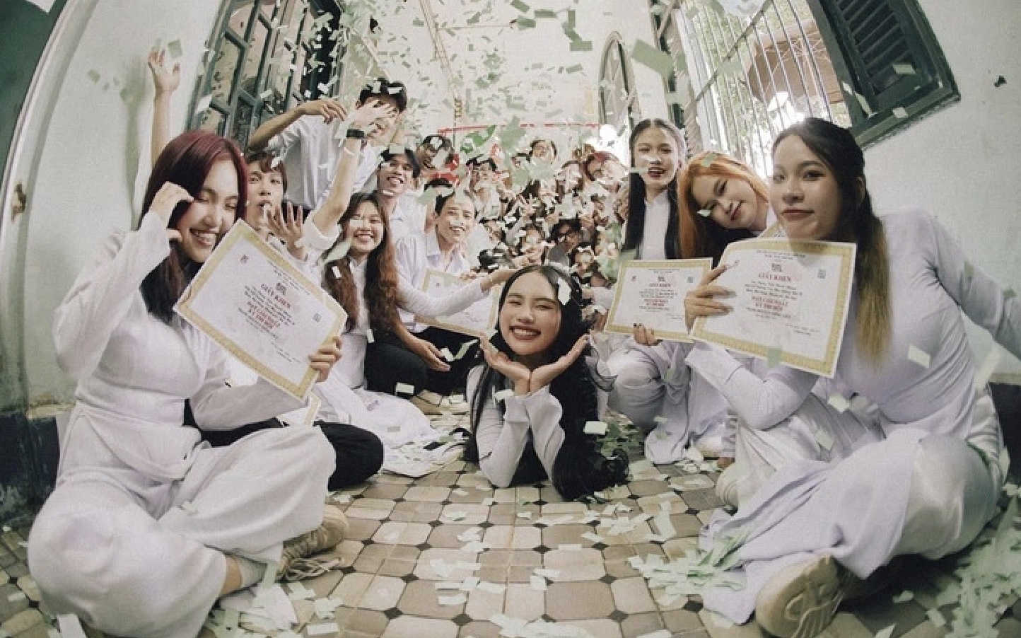 Ra ca khúc trúng với đề Văn tốt nghiệp, Phương Mỹ Chi được dân mạng phong là &quot;nhà tiên tri&quot; - Ảnh 1.