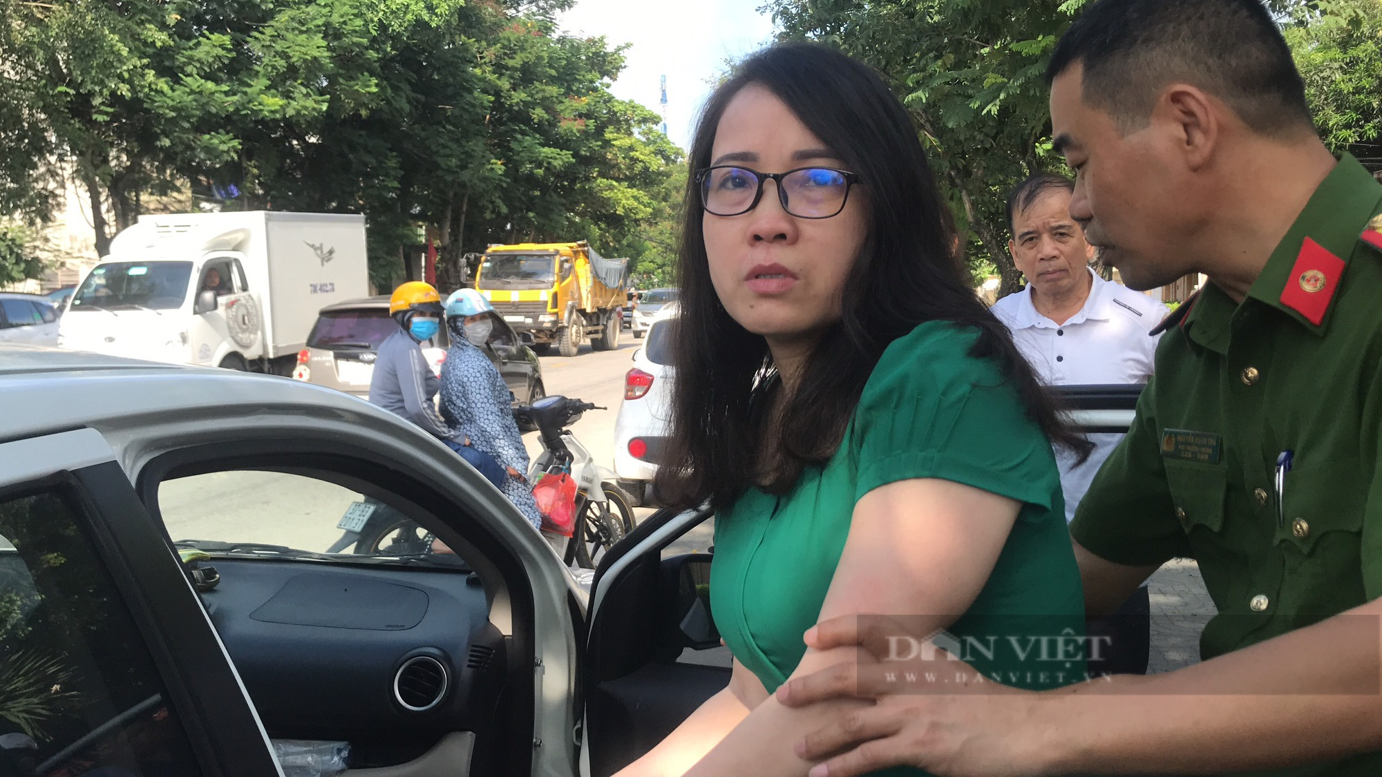 Ngày ra tù, cô giáo Lê Thị Dung bật khóc khi gặp lại chồng con, bạn bè - Ảnh 1.