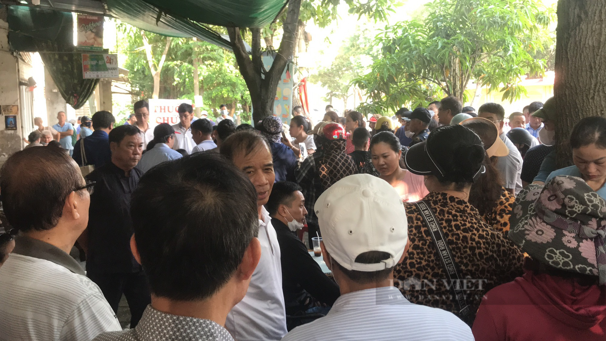 Ngày ra tù, cô giáo Lê Thị Dung bật khóc khi gặp lại chồng con, bạn bè - Ảnh 5.