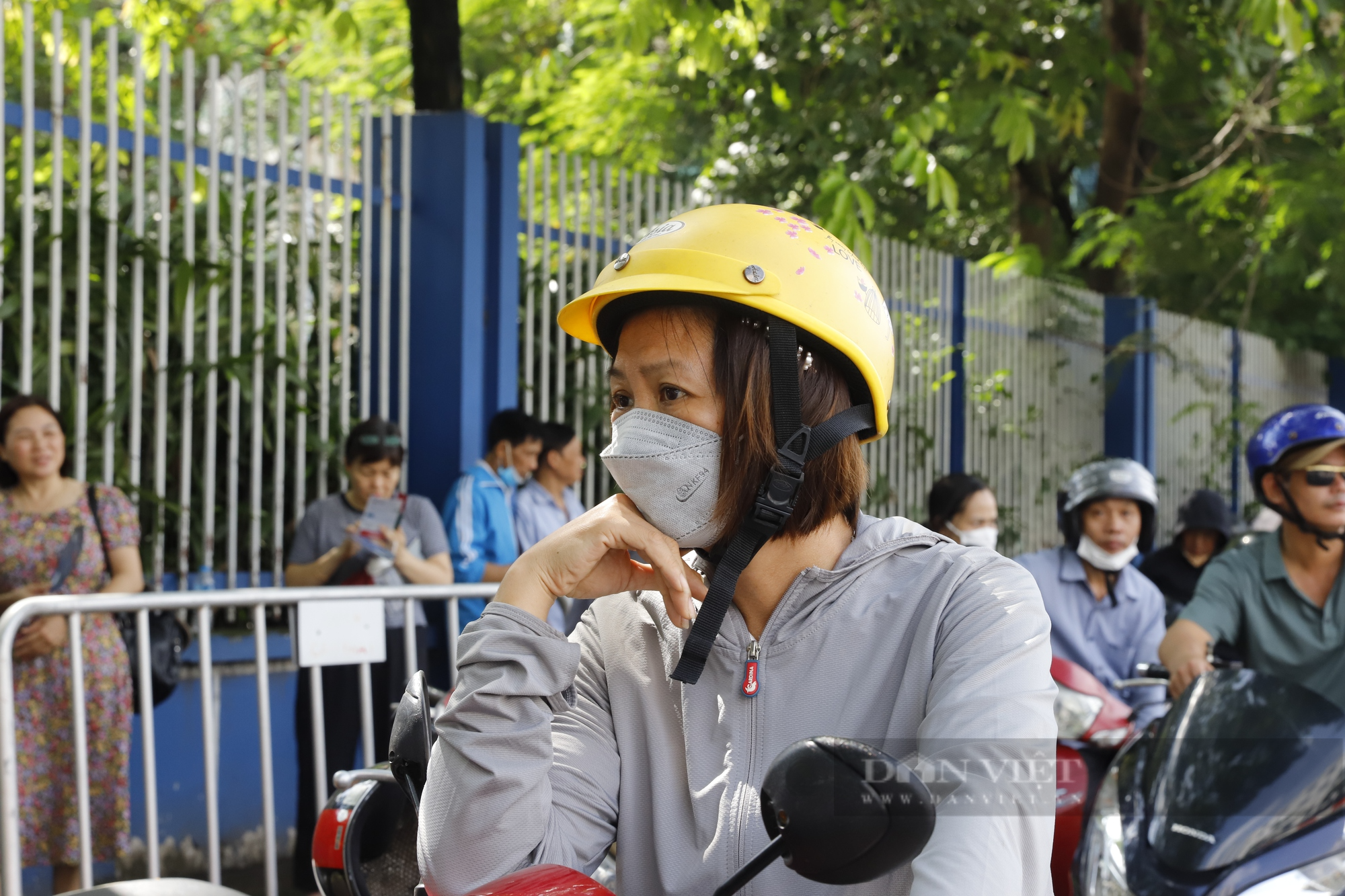 Khoảnh khắc đầy cảm xúc giữa phụ huynh và thí sinh trong ngày đầu thi tốt nghiệp THPT 2023 ở Hà Nội - Ảnh 4.