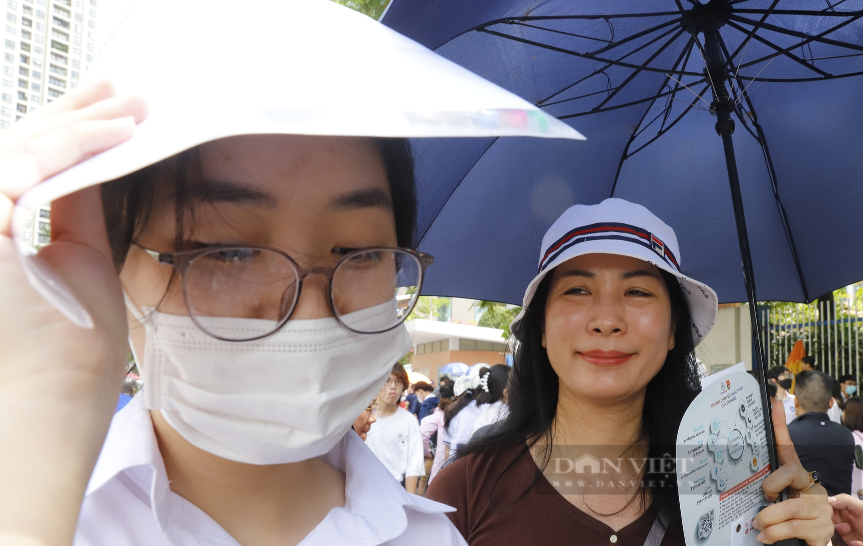 Khoảnh khắc đầy cảm xúc giữa phụ huynh và thí sinh trong ngày đầu thi tốt nghiệp THPT 2023 ở Hà Nội - Ảnh 10.