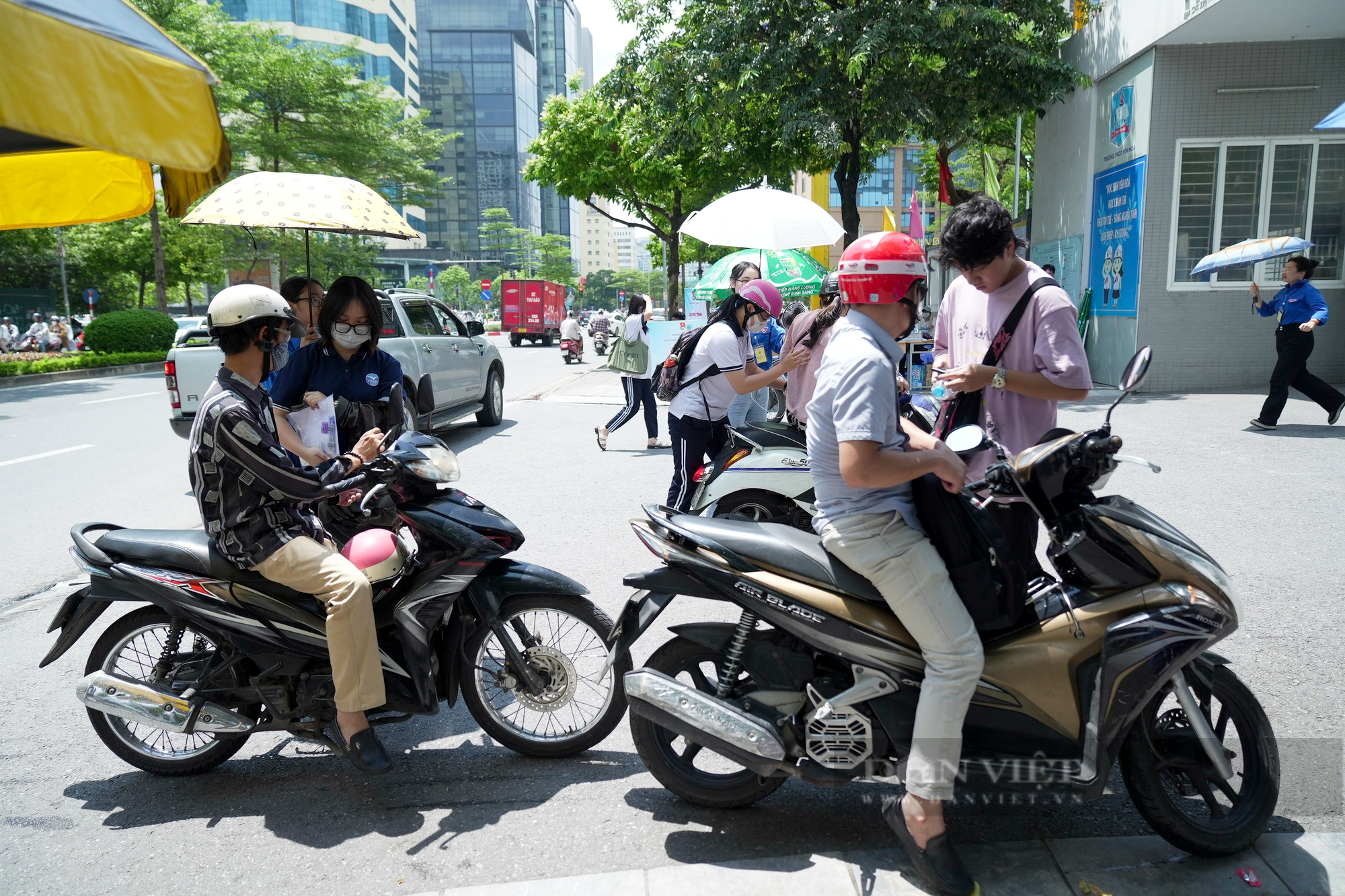 Phụ huynh vượt hơn 100km, &quot;đội nắng&quot; đưa con đi thi - Ảnh 3.