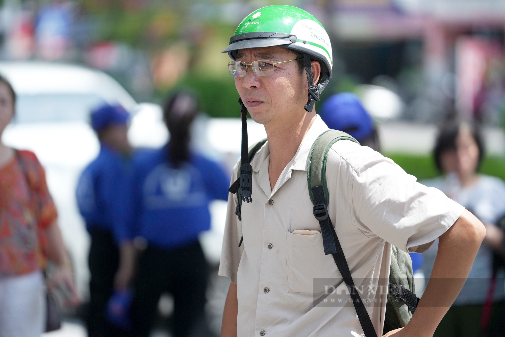 Phụ huynh vượt hơn 100km, &quot;đội nắng&quot; đưa con đi thi - Ảnh 4.