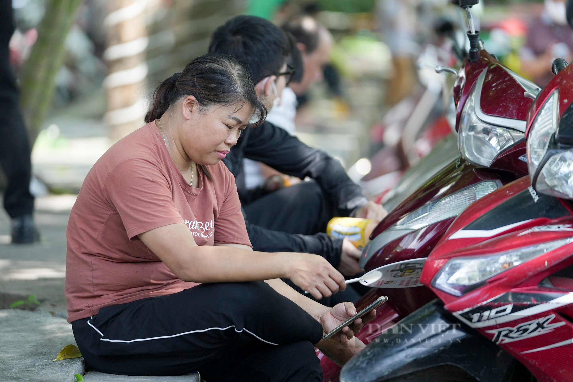 Phụ huynh vượt hơn 100km, &quot;đội nắng&quot; đưa con đi thi - Ảnh 6.