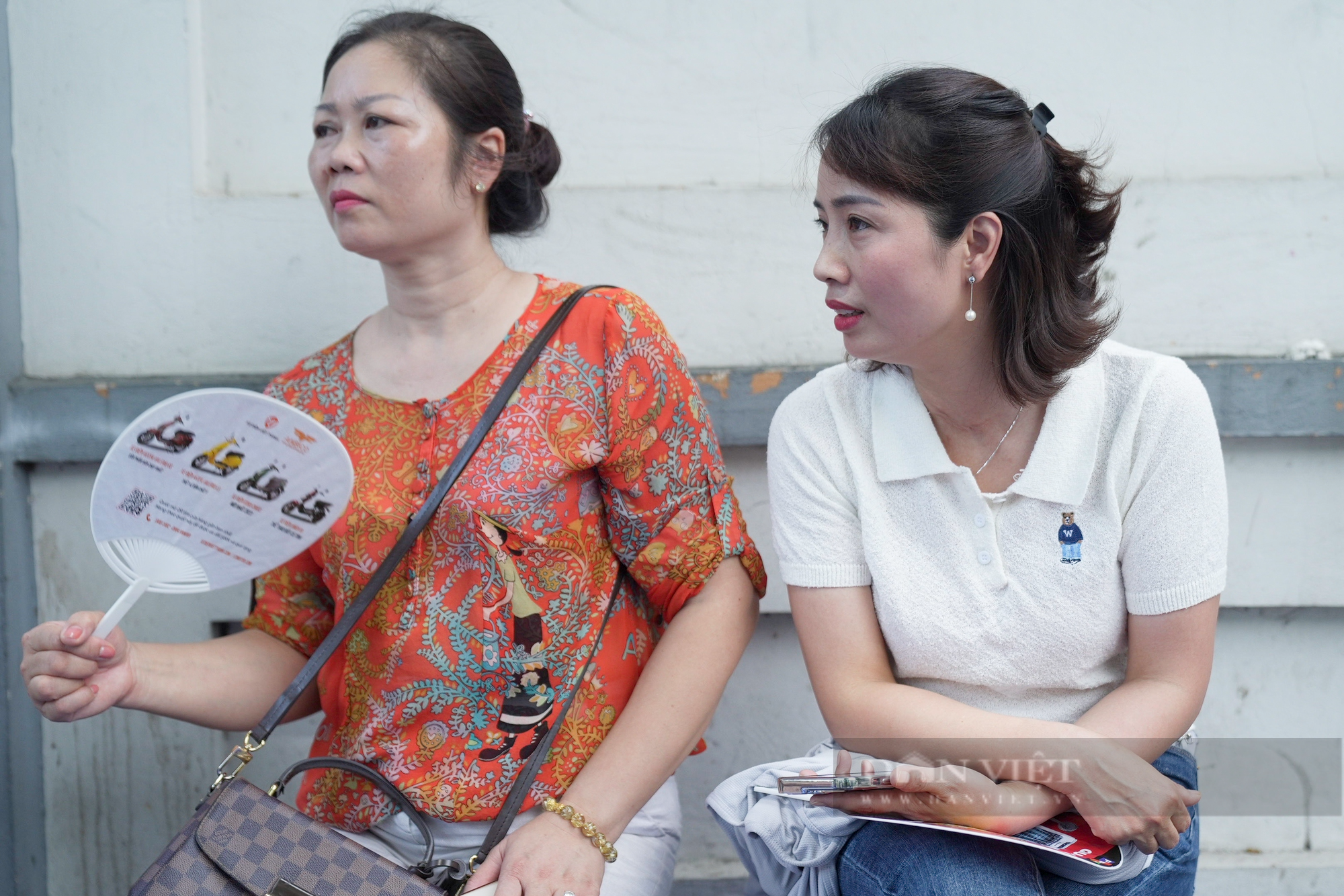 Phụ huynh vượt hơn 100km, &quot;đội nắng&quot; đưa con đi thi - Ảnh 7.