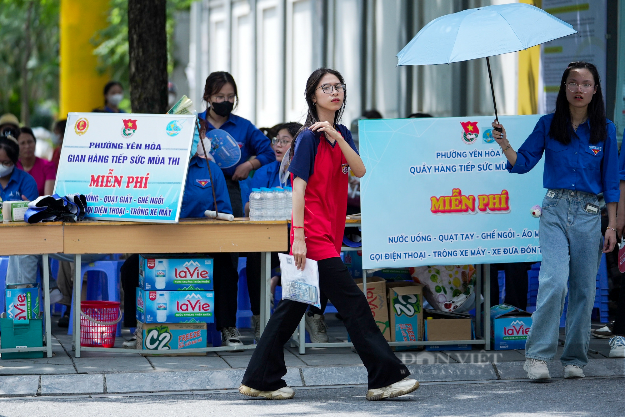 Phụ huynh vượt hơn 100km, &quot;đội nắng&quot; đưa con đi thi - Ảnh 9.