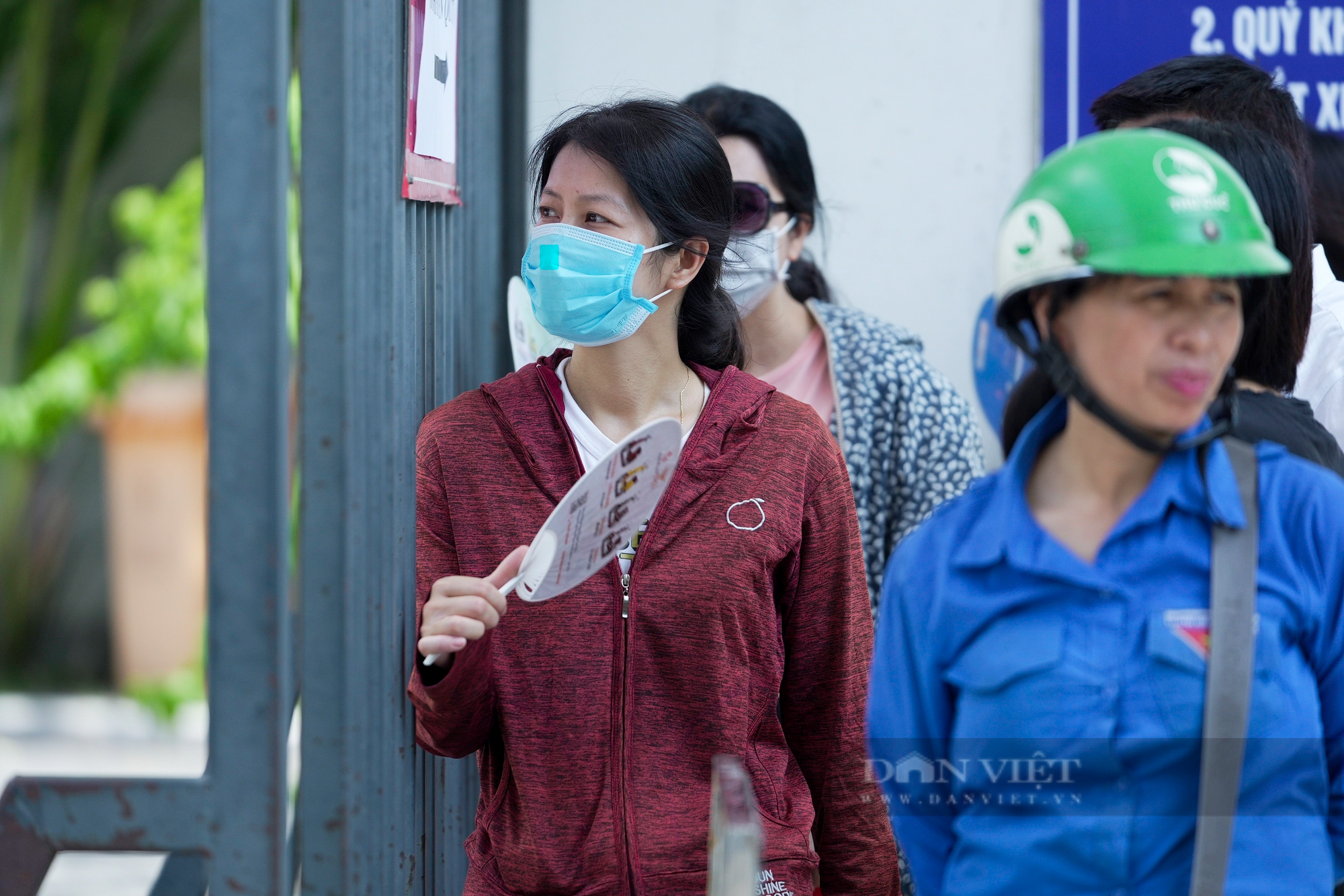 Phụ huynh vượt hơn 100km, &quot;đội nắng&quot; đưa con đi thi - Ảnh 11.