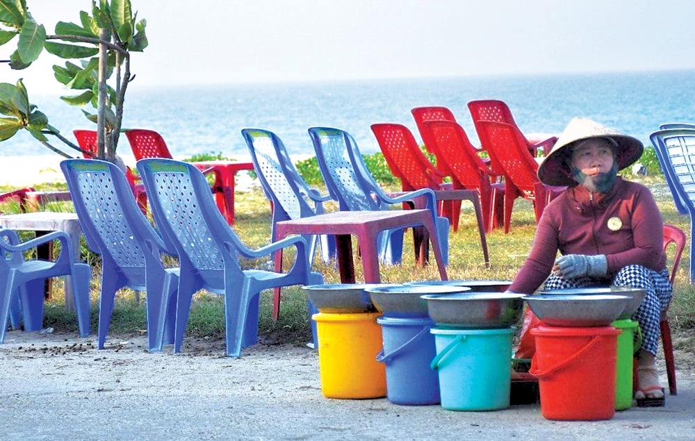Về làng này ở Quảng Ngãi, dân tình tha hồ mua vô số loại ốc ngon, ngồi mép sóng vừa lể vừa xem diều - Ảnh 1.