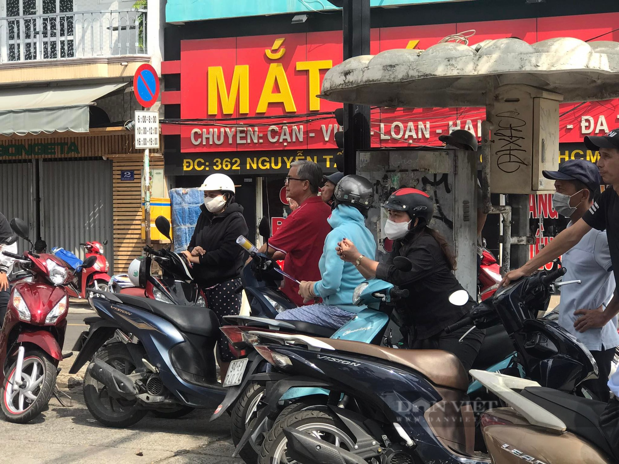 Tranh cãi khi phụ huynh nghỉ làm đưa con đi thi: Không bên con lúc này thì bên con lúc nào? - Ảnh 2.