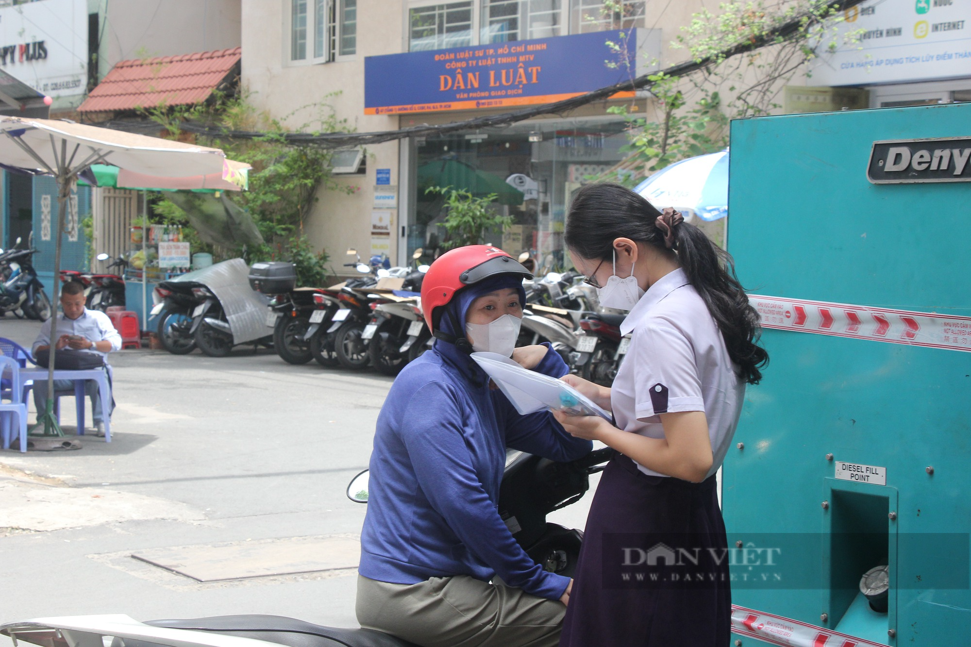 Tranh cãi khi phụ huynh nghỉ làm đưa con đi thi: Không bên con lúc này thì bên con lúc nào? - Ảnh 5.
