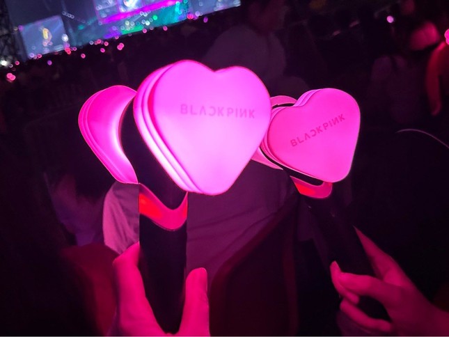 Fan BlackPink tại Hà Nội sôi sục lùng mua lightstick &quot;búa hồng&quot; - Ảnh 1.