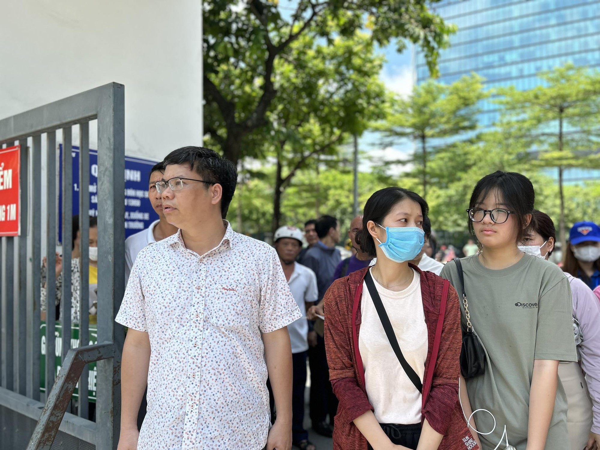Sự cố hi hữu khiến thí sinh thi tốt nghiệp THPT ra chậm 1 giờ đồng hồ, phụ huynh Hà Nội nháo nhác  - Ảnh 2.
