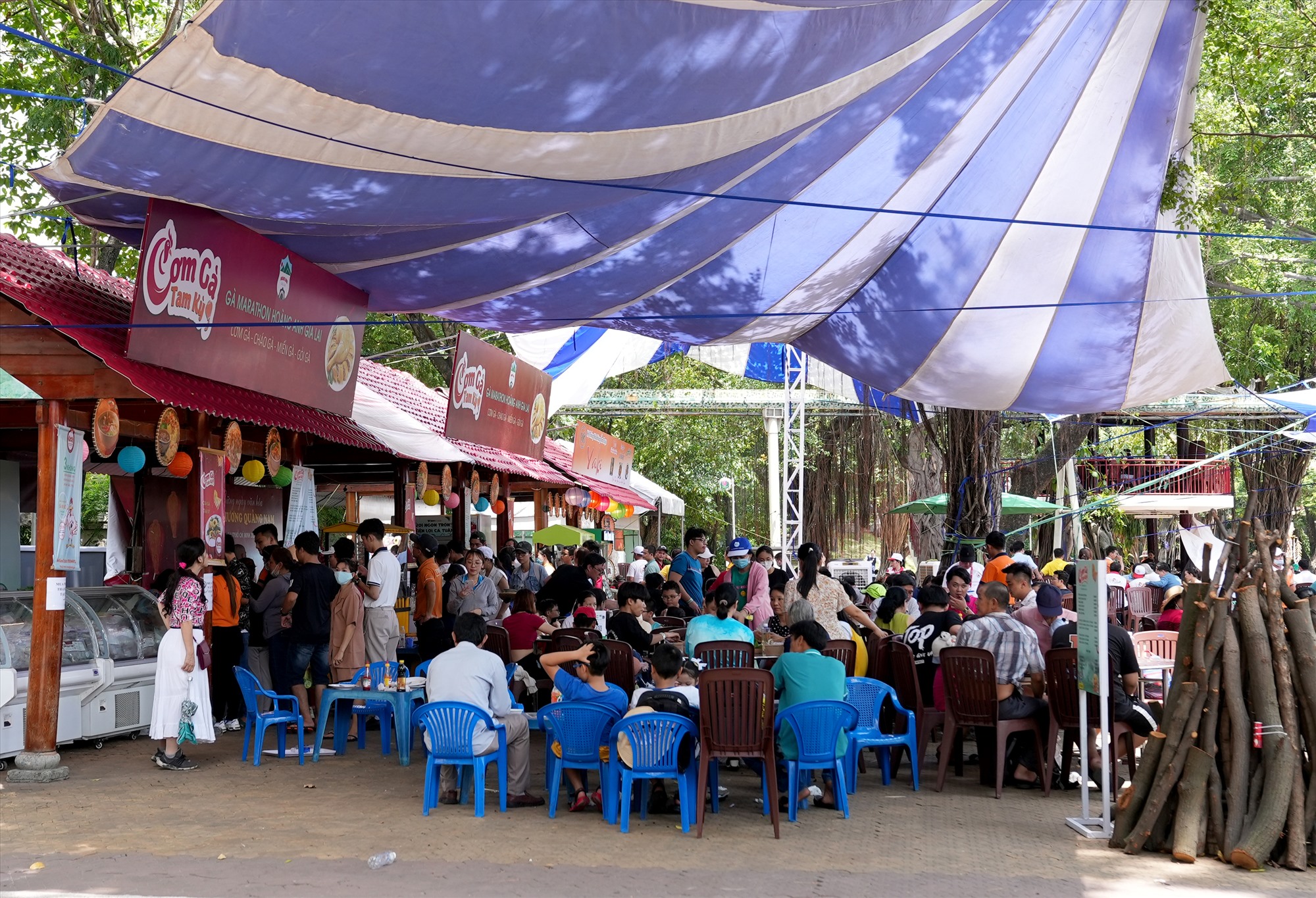 Thưởng thức món ngon xứ Quảng giữa Sài thành - Ảnh 1.