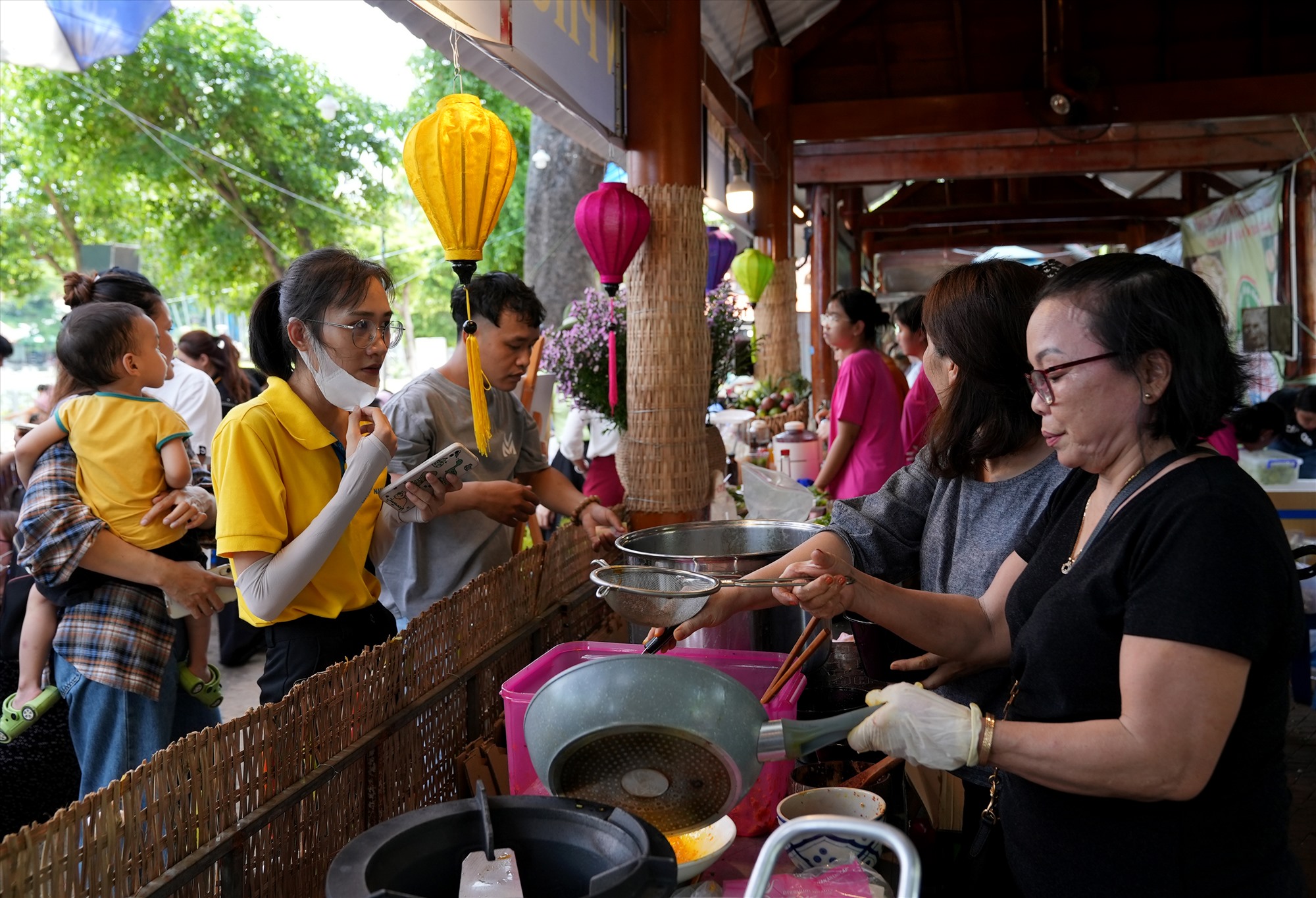 Thưởng thức món ngon xứ Quảng giữa Sài thành - Ảnh 2.