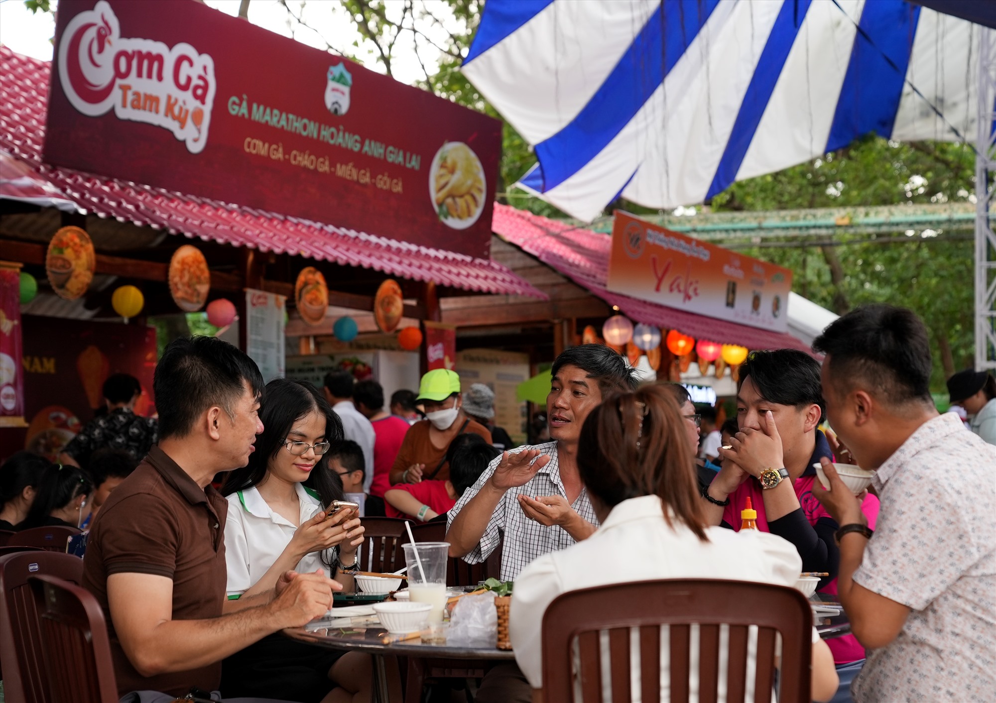 Thưởng thức món ngon xứ Quảng giữa Sài thành - Ảnh 8.