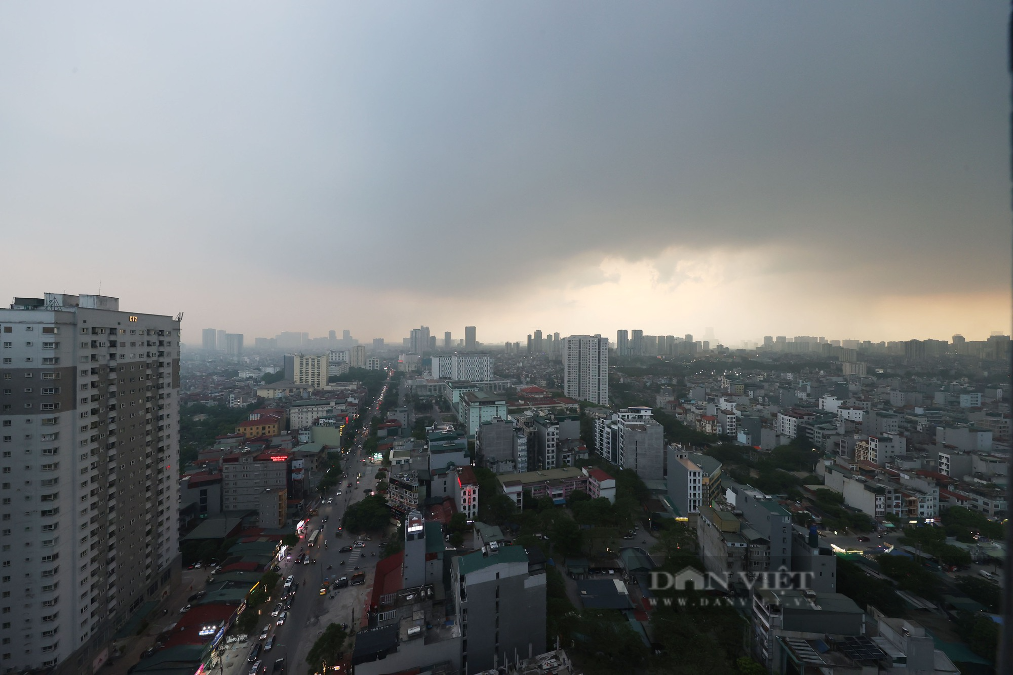 Hà Nội đón &quot;mưa vàng&quot; giải nhiệt, nhiệt độ giảm hẳn và không khí dễ chịu hơn - Ảnh 1.