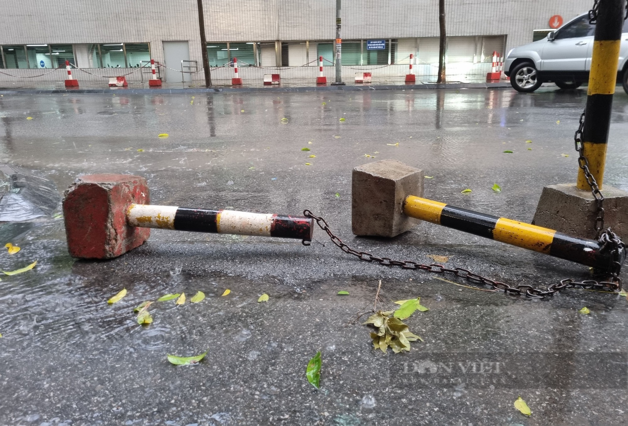 Hà Nội đón &quot;mưa vàng&quot; giải nhiệt, nhiệt độ giảm hẳn và không khí dễ chịu hơn - Ảnh 6.