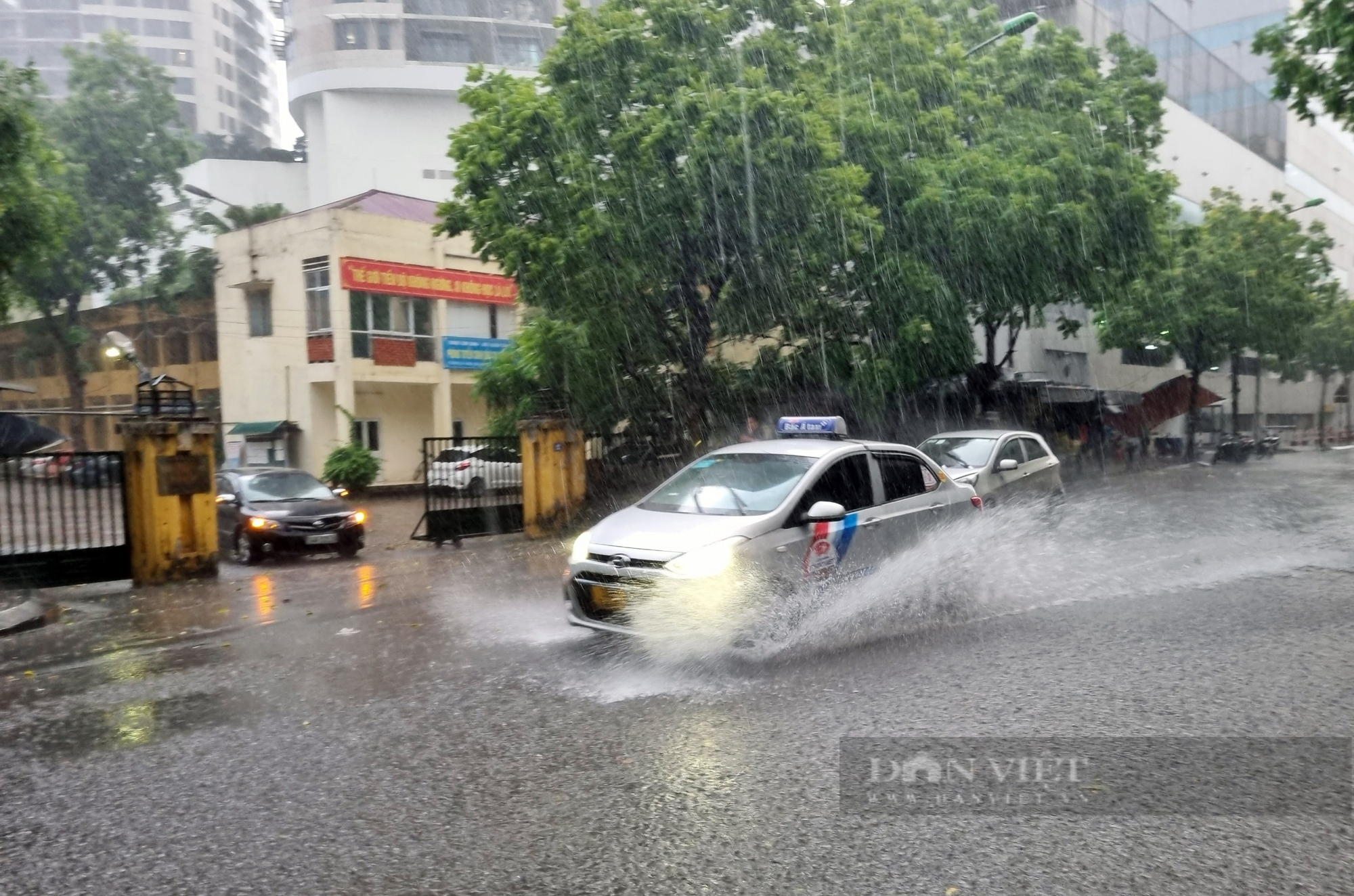 Hà Nội đón &quot;mưa vàng&quot; giải nhiệt, nhiệt độ giảm hẳn và không khí dễ chịu hơn - Ảnh 8.
