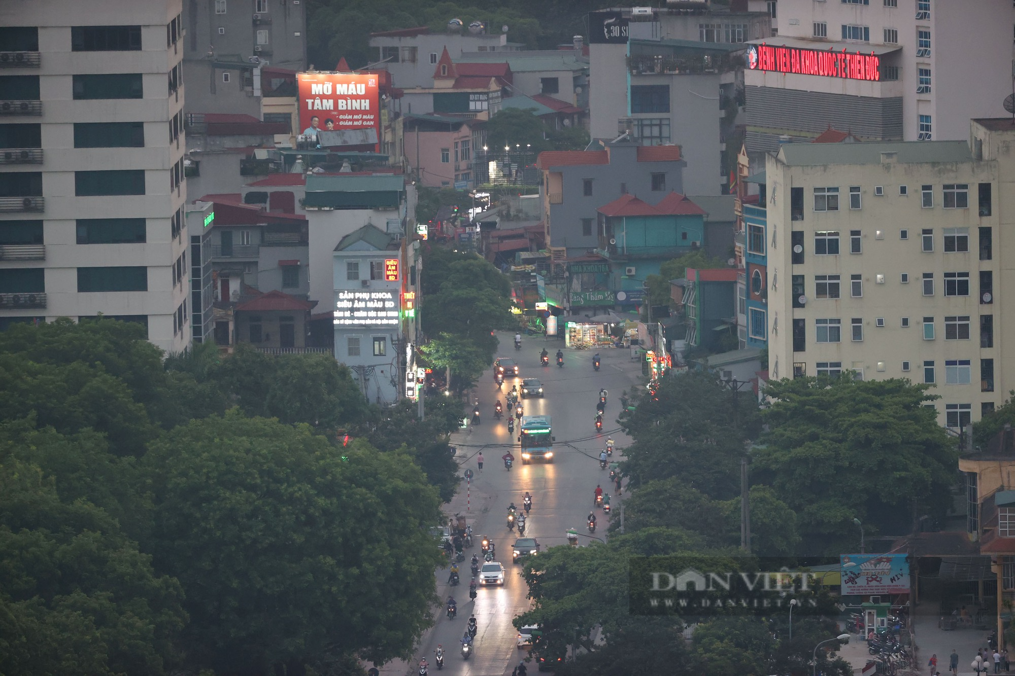 Hà Nội đón &quot;mưa vàng&quot; giải nhiệt, nhiệt độ giảm hẳn và không khí dễ chịu hơn - Ảnh 10.