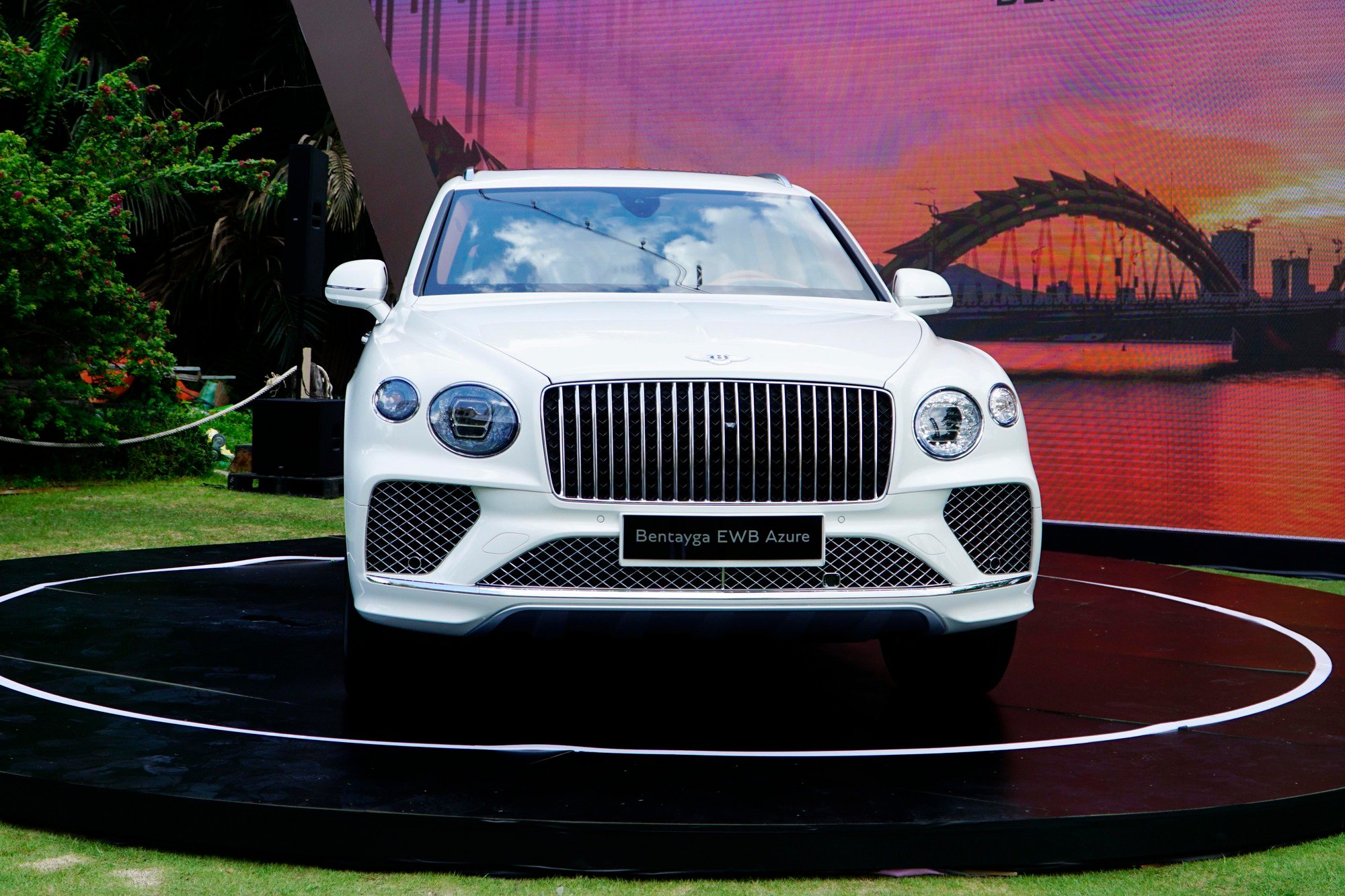Ngắm Bentley Bentayga EWB Azure siêu sang vừa ra mắt - Ảnh 1.