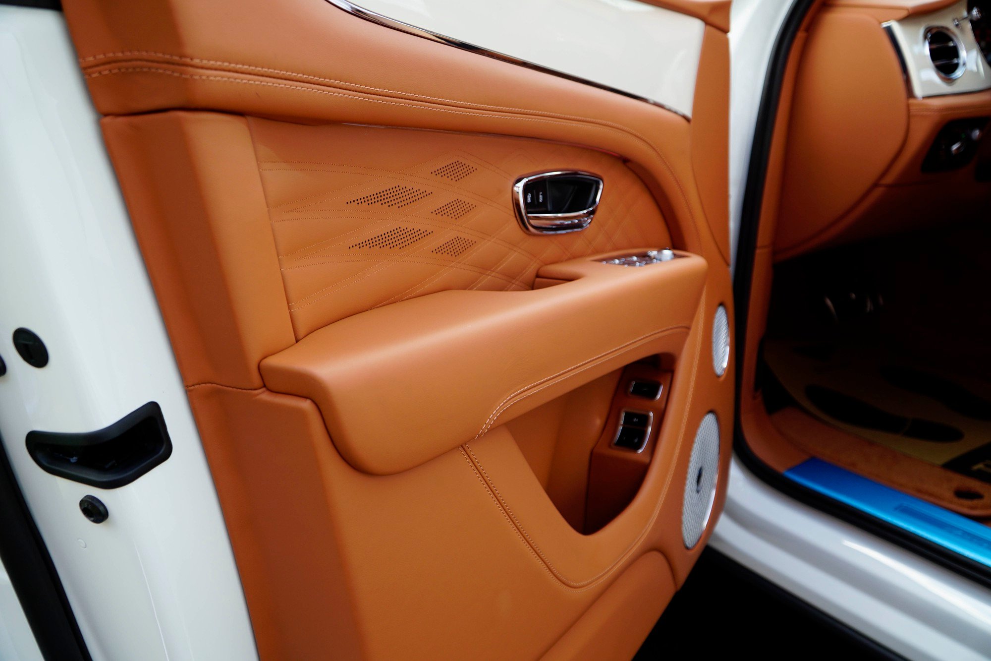 Ngắm Bentley Bentayga EWB Azure siêu sang vừa ra mắt - Ảnh 7.