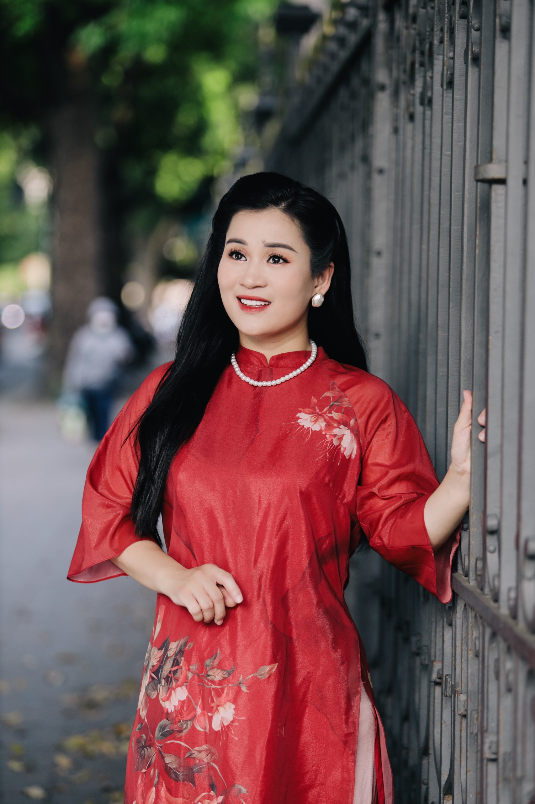 Đào Tố Loan bị sốc nhiệt khi cùng NSND Quốc Hưng quay MV “Người đi tìm hình của nước”  - Ảnh 4.