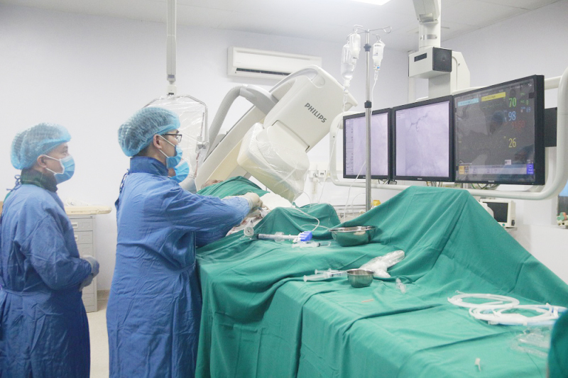 10 năm hút thuốc lá, nam thanh niên bị nhồi máu cơ tim nguy kịch - Ảnh 1.