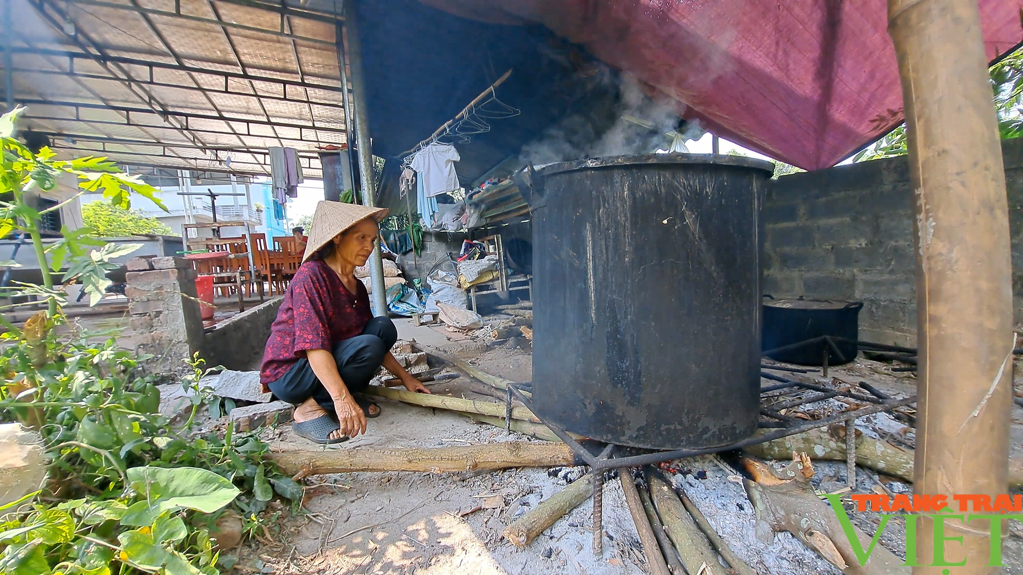 Nơi đây có những nghệ nhân miệt mài gìn giữ nghề làm giấy dó truyền thống - Ảnh 2. Nơi đây có những nghệ nhân miệt mài gìn giữ nghề làm giấy dó truyền thống - Ảnh 2.