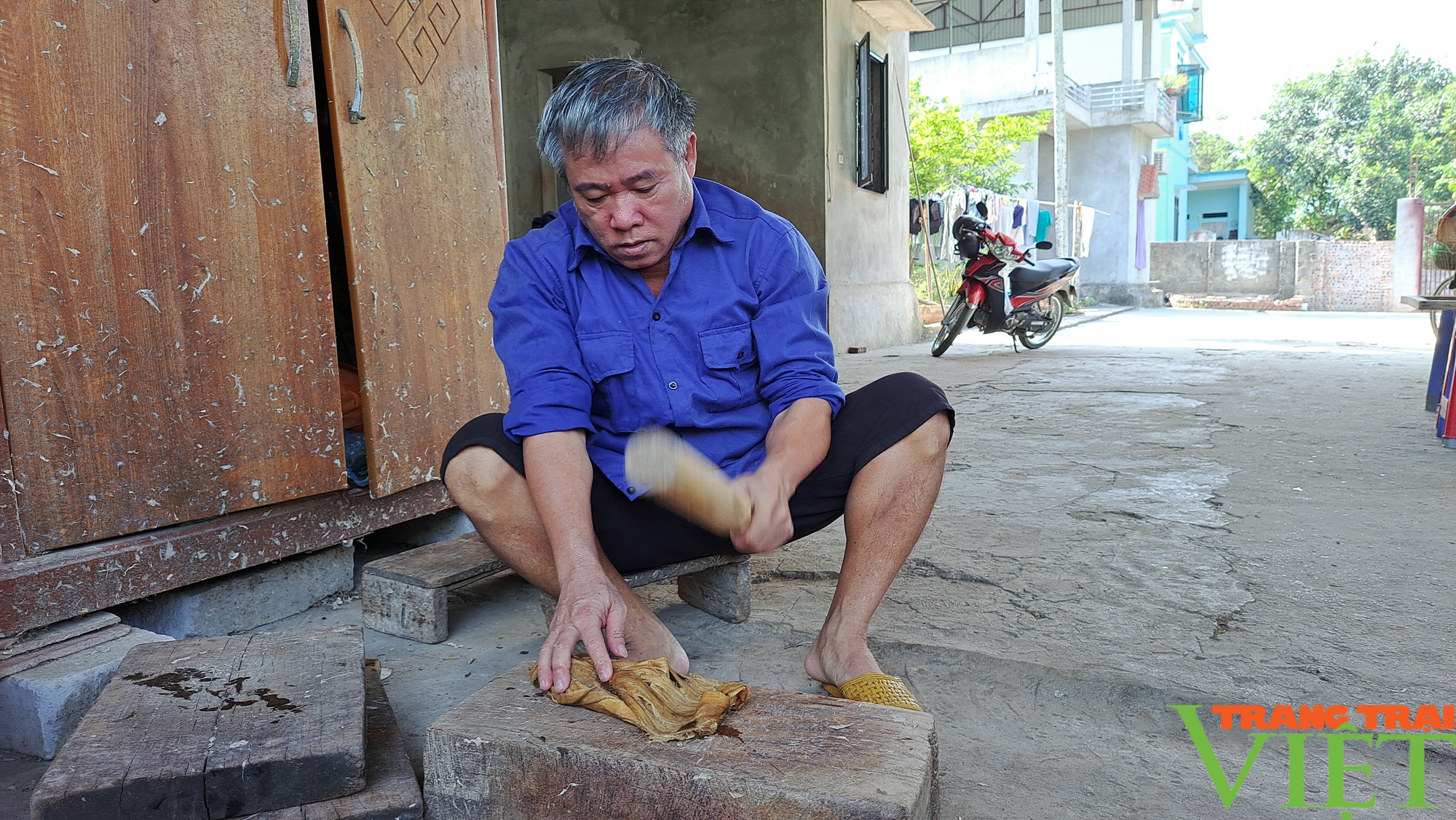Nơi đây có những nghệ nhân miệt mài gìn giữ nghề làm giấy dó truyền thống - Ảnh 7. Nơi đây có những nghệ nhân miệt mài gìn giữ nghề làm giấy dó truyền thống - Ảnh 7.