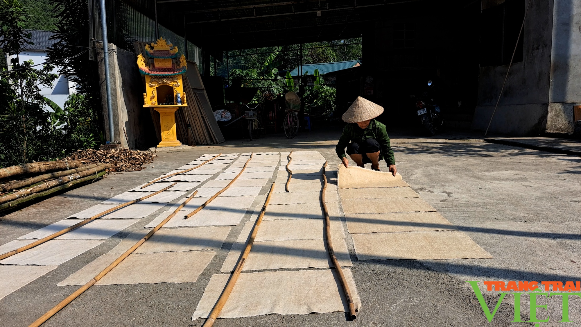 Nơi đây có những nghệ nhân miệt mài gìn giữ nghề làm giấy dó truyền thống - Ảnh 21. Nơi đây có những nghệ nhân miệt mài gìn giữ nghề làm giấy dó truyền thống - Ảnh 21.