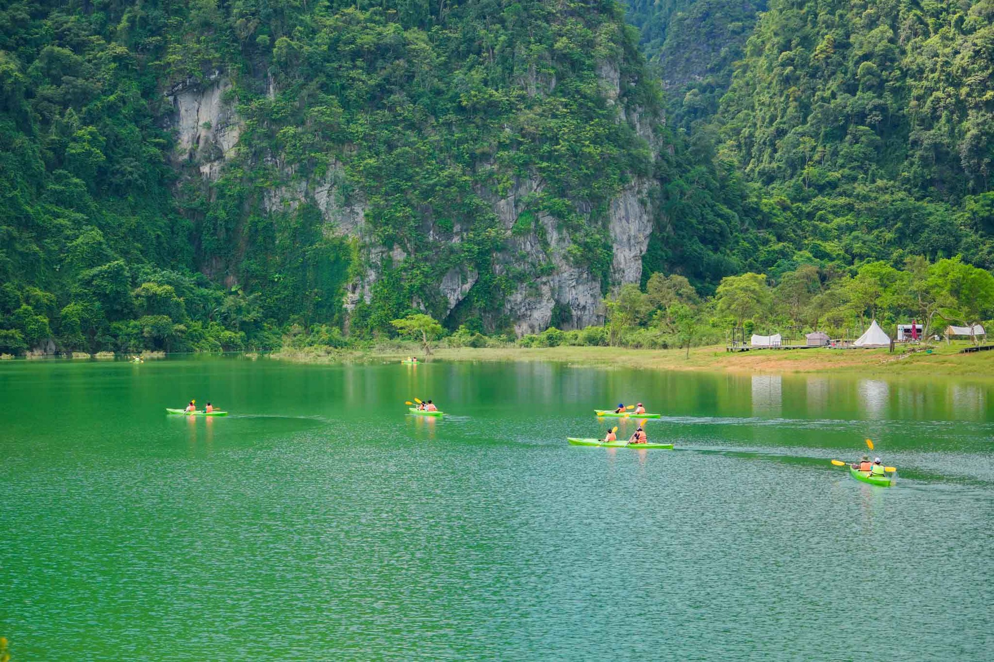 Thịnh hành xu hướng du lịch &quot;ngoài vùng phủ sóng&quot; - Ảnh 3.