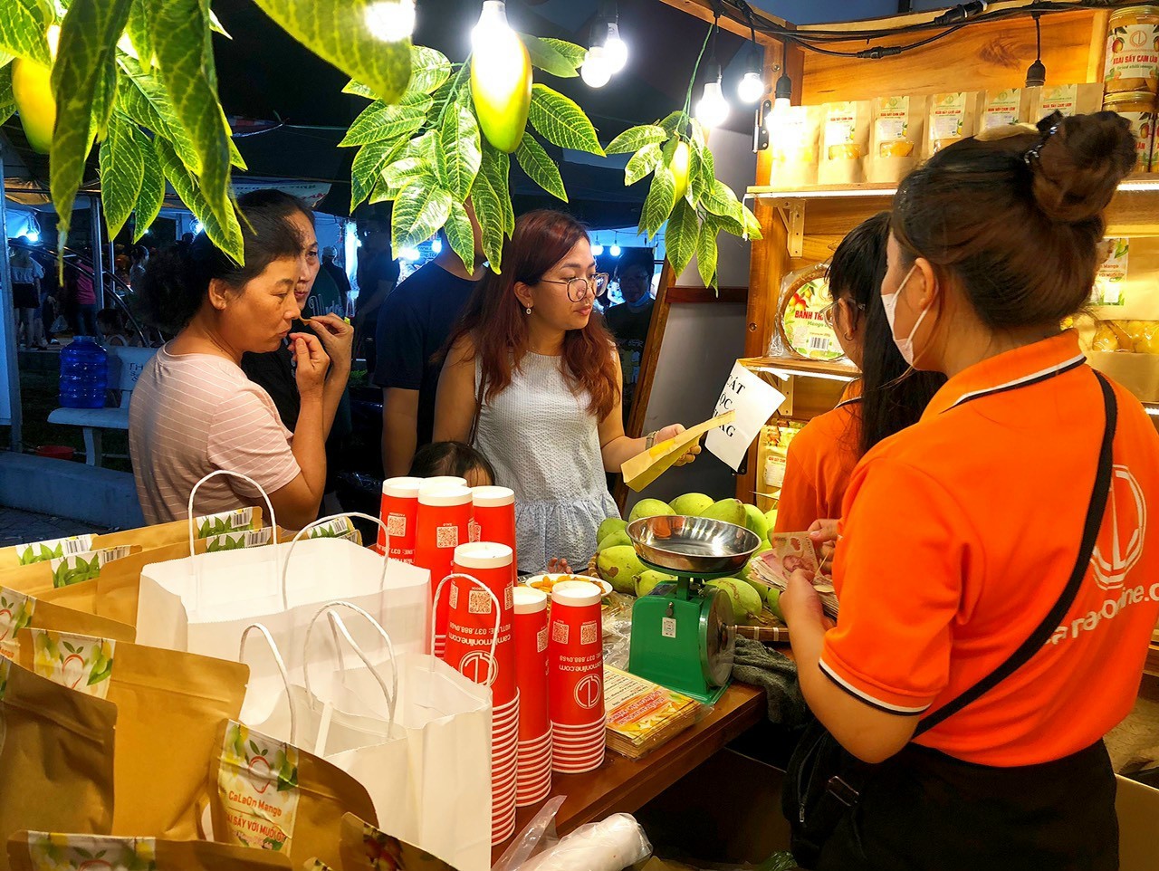 Hơn 50 đơn vị sản xuất, kinh doanh tham gia phiên chợ ở Nha Trang - Ảnh 1. Hơn 50 đơn vị sản xuất, kinh doanh tham gia phiên chợ ở Nha Trang - Ảnh 1.